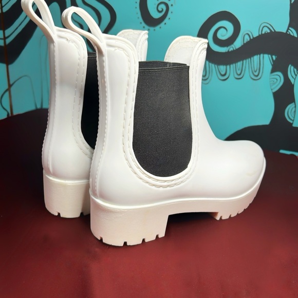 Women’s size 7 White Jelly Ankle Booties! ✨ - Picture 2 of 3